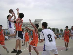【新疆篮球定制】学生训练用球定制，新疆某高校选择无锡风云体育